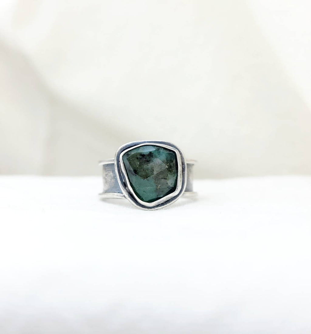 Ring Size 7/ 925 Sterling Silver/ Beautiful Ring with Authentic Emerald.