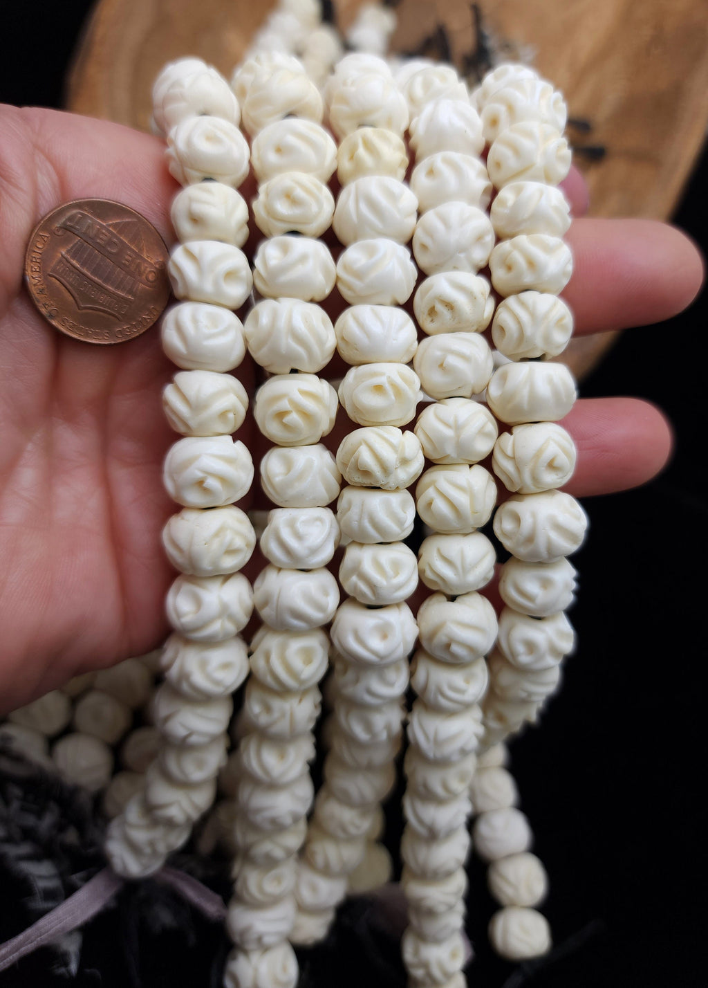 Cuentas de hueso tallado de flor blanca/hebra 8" 10-12mm 21-23 cuentas/suministros para hacer joyas.