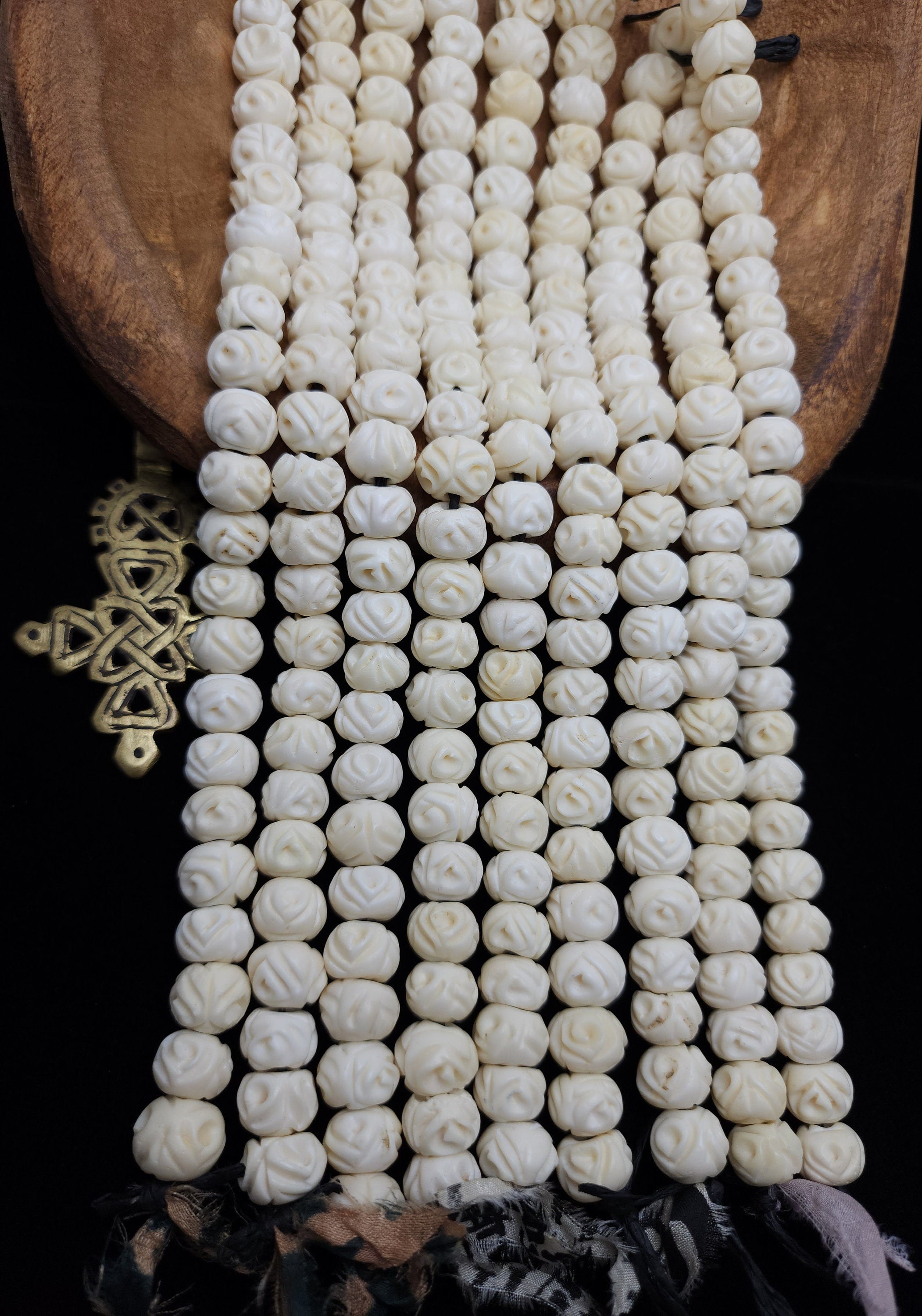 Cuentas de hueso tallado de flor blanca/hebra 8" 10-12mm 21-23 cuentas/suministros para hacer joyas.