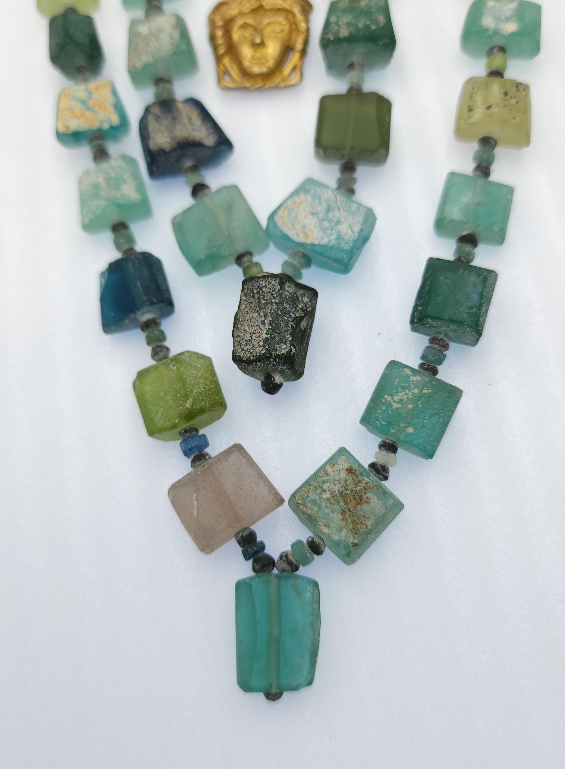 Vidrio romano antiguo, con una notable historia que abarca más de 2000 años, este vidrio genuino es ideal para elaborar joyas exquisitas.