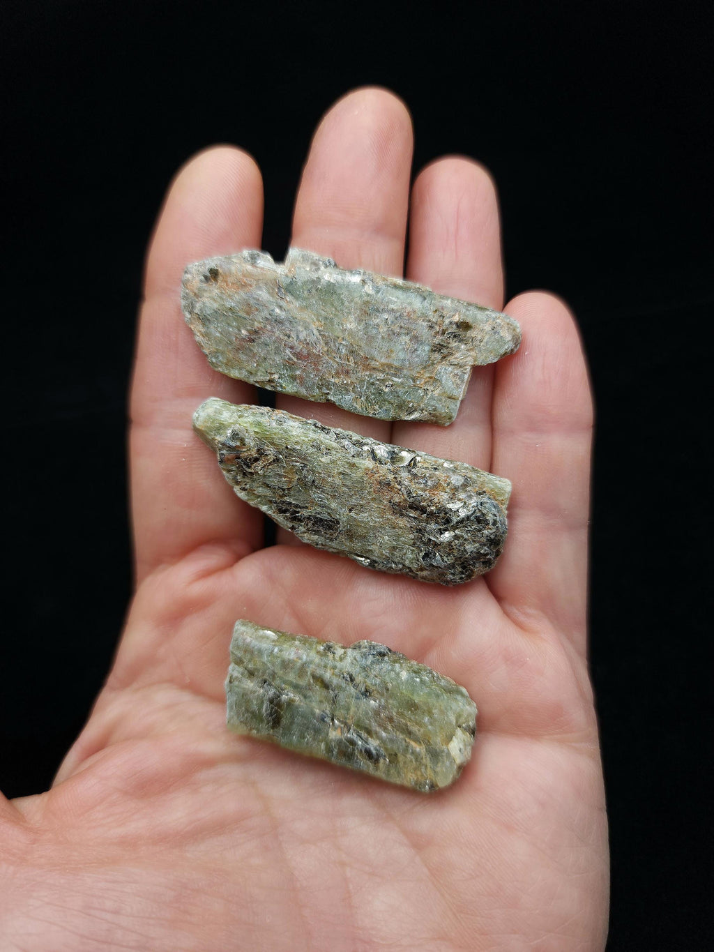Green Raw Kyanite From Tanzania / Healing Stone / Stone for Wire Wrapping .