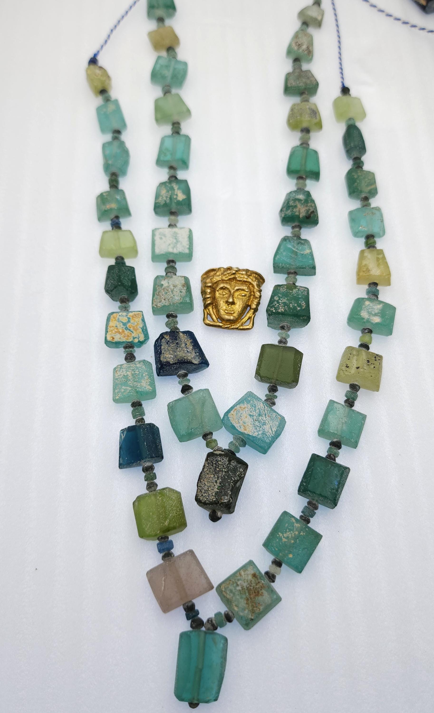 Vidrio romano antiguo, con una notable historia que abarca más de 2000 años, este vidrio genuino es ideal para elaborar joyas exquisitas.