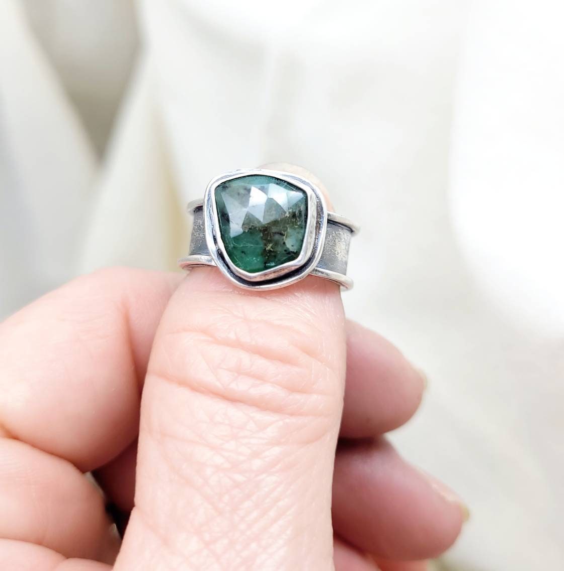 Ring Size 7/ 925 Sterling Silver/ Beautiful Ring with Authentic Emerald.