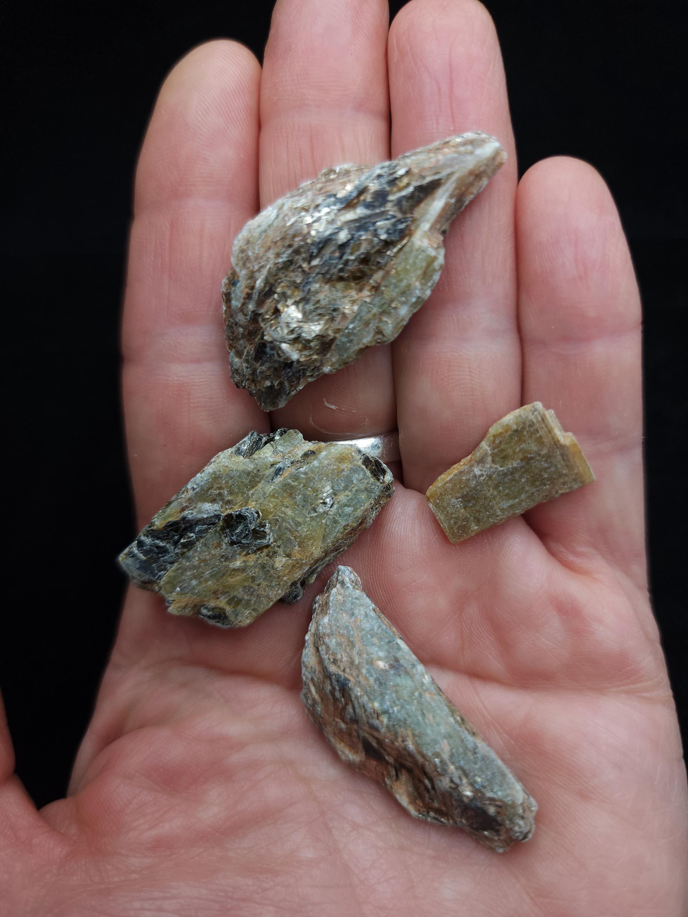Green Raw Kyanite From Tanzania / Healing Stone / Stone for Wire Wrapping .