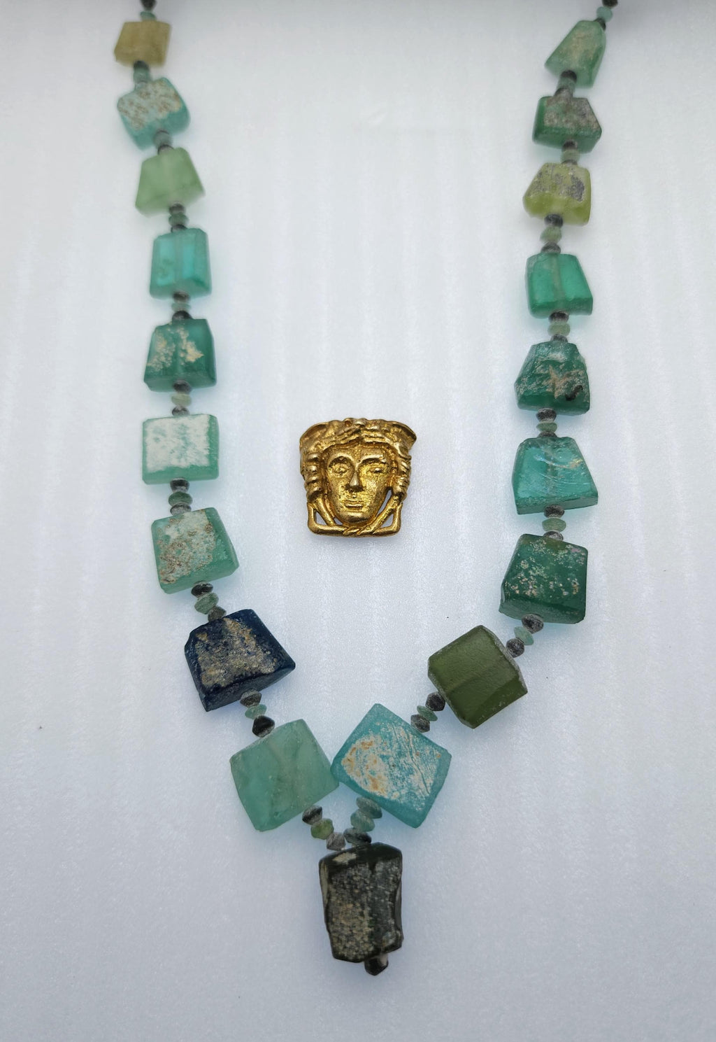 Vidrio romano antiguo, con una notable historia que abarca más de 2000 años, este vidrio genuino es ideal para elaborar joyas exquisitas.