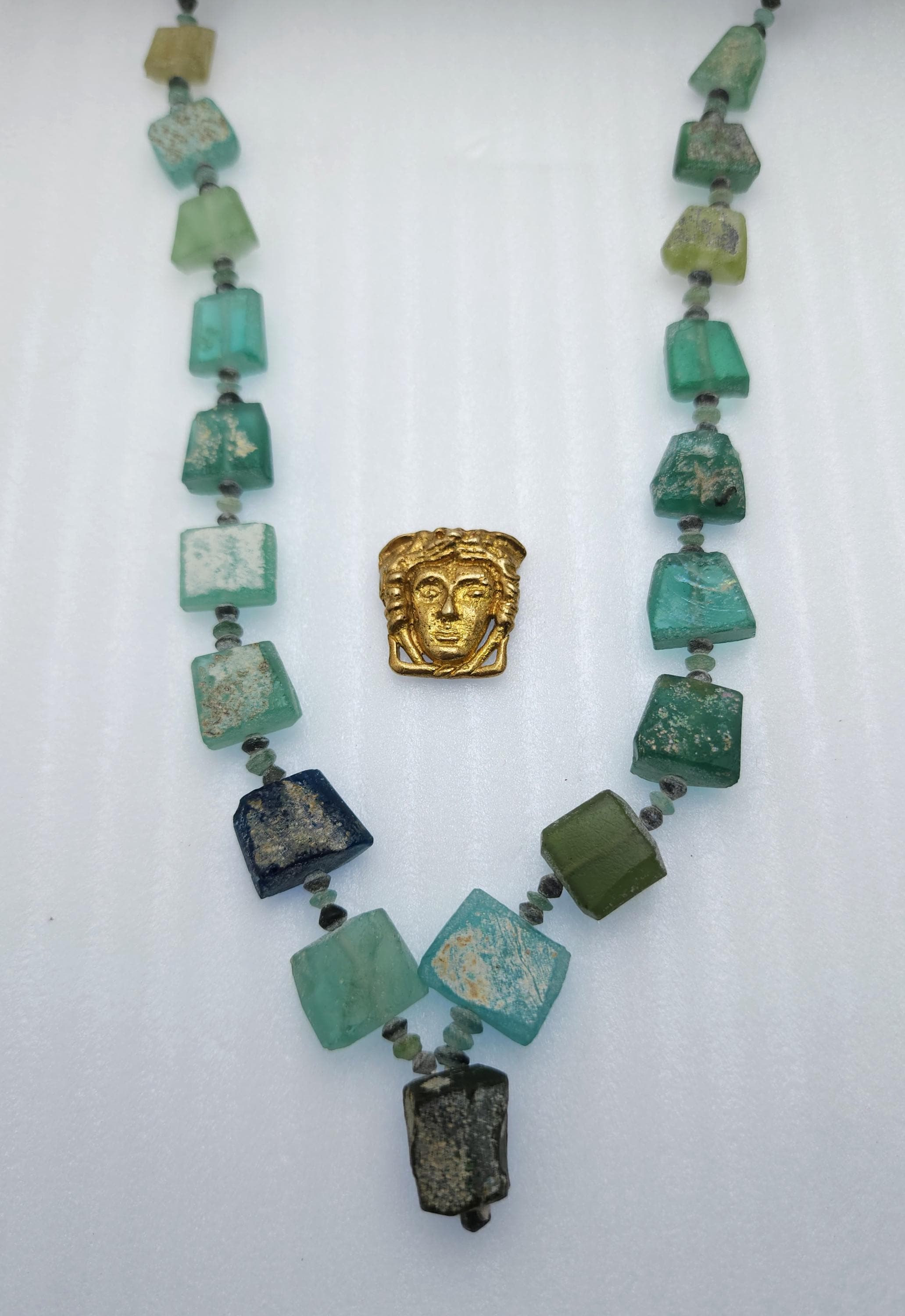 Vidrio romano antiguo, con una notable historia que abarca más de 2000 años, este vidrio genuino es ideal para elaborar joyas exquisitas.