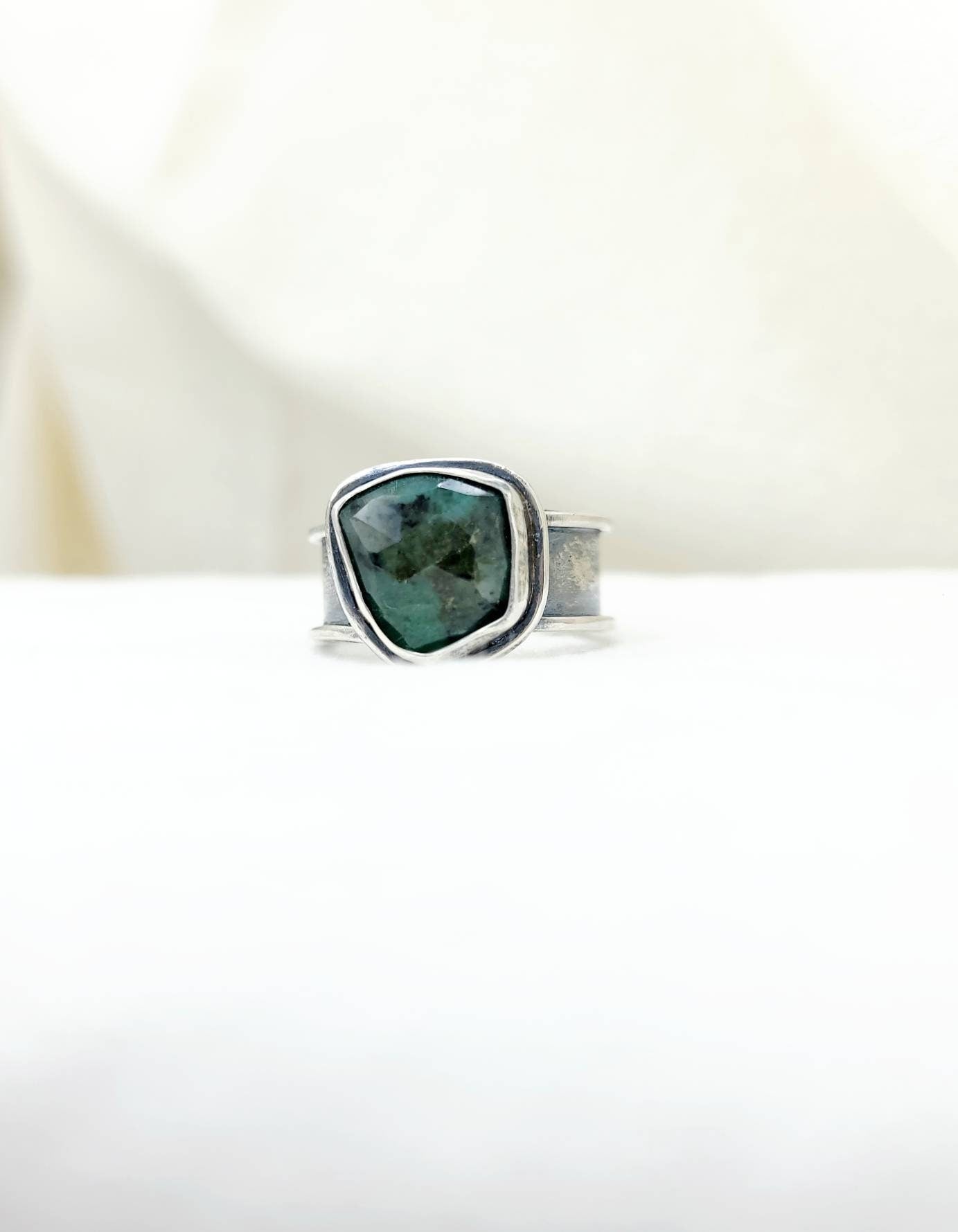 Ring Size 7/ 925 Sterling Silver/ Beautiful Ring with Authentic Emerald.