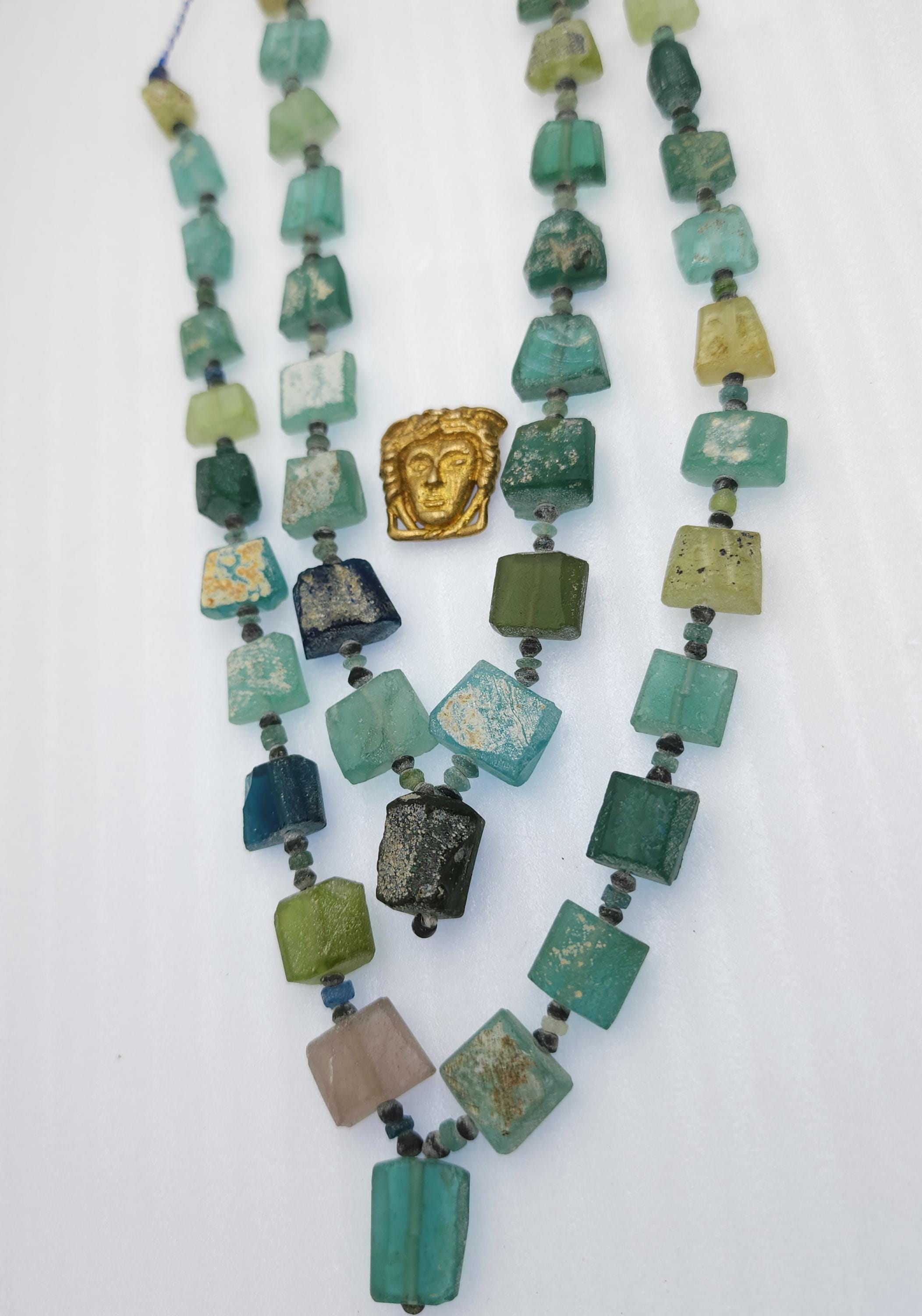 Vidrio romano antiguo, con una notable historia que abarca más de 2000 años, este vidrio genuino es ideal para elaborar joyas exquisitas.
