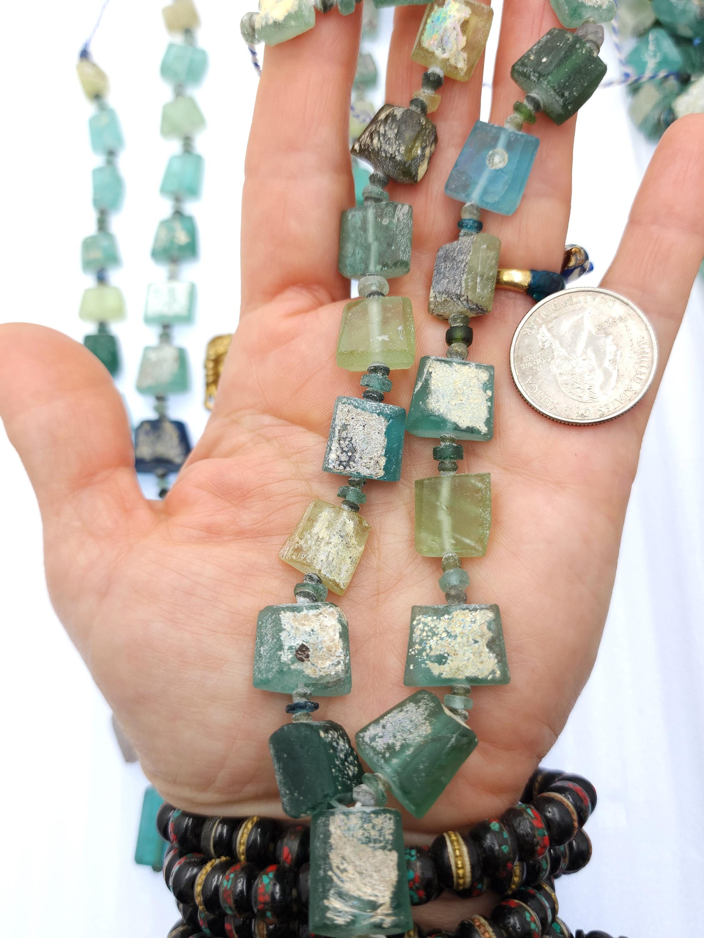 Vidrio romano antiguo, con una notable historia que abarca más de 2000 años, este vidrio genuino es ideal para elaborar joyas exquisitas.