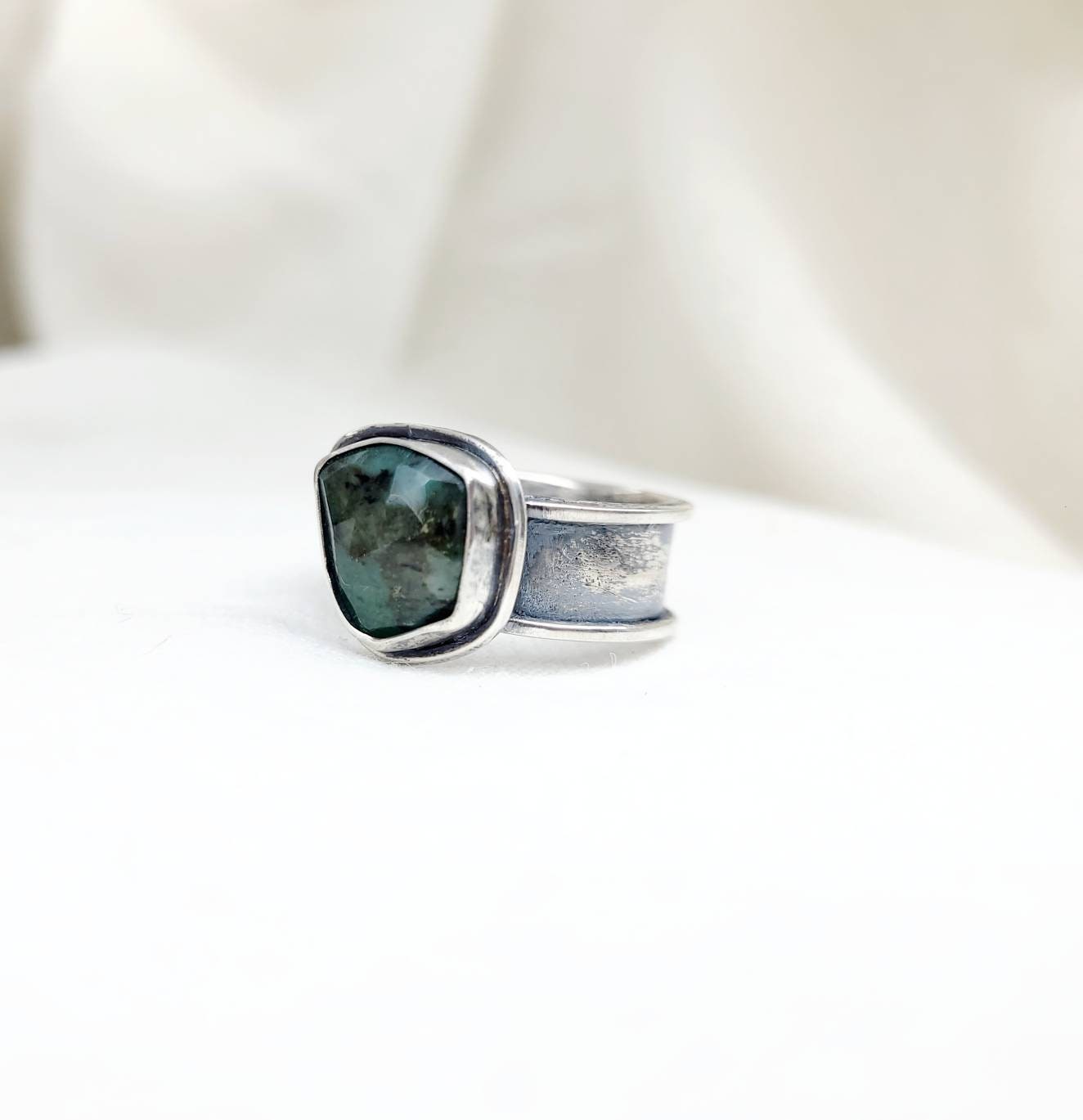 Ring Size 7/ 925 Sterling Silver/ Beautiful Ring with Authentic Emerald.